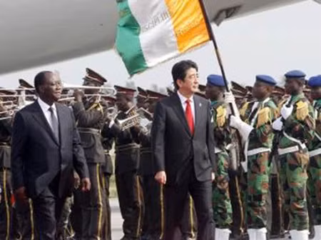 Tổng thống Côte d'Ivoire Alassane Ouattara (trái) đón tiếp Thủ tướng Nhật Shinzo Abe tại sân bay Felix Houphouet-Boigny, Abidjan, ngày 10/1/2014.
