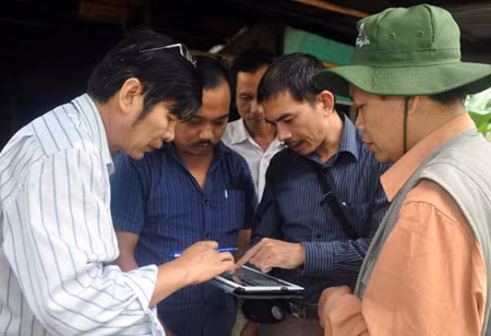 Các nhà khoa học đang nghiên cứu thực địa.