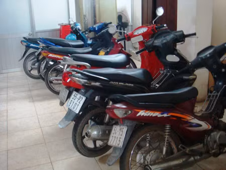 Băng cướp 12 tên bị bắt giữ vào đầu tháng 1/2014 (ảnh trên) và tang vật.