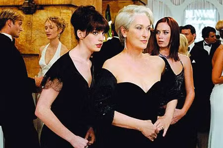Cặp siêu minh tinh A. Hathaway và M. Streep trong buổi ra mắt giới thiệu bộ phim "The Devil Wears Prada" (từng công chiếu ở Việt Nam với tựa đề: Yêu nữ hàng hiệu).