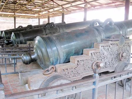 Họa tiết trên thân và giá súng.