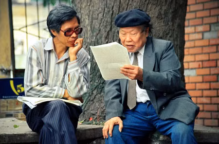 Nhà thơ Huy Cận và nhà thơ Ngô Thế Oanh (bìa trái). Ảnh: Nguyễn Đình Toán.