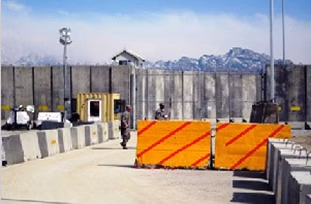 Cổng chính nhà tù Bagram.