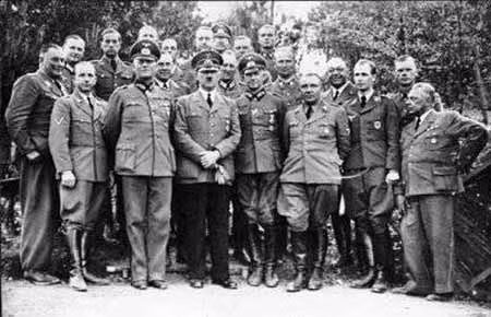 Hitler cùng bộ sậu thân cận tại Tổng hành dinh Wolfsschanze.