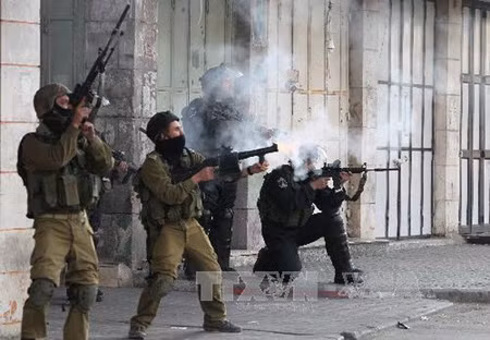 Binh lính israel bắn súng cao su và đạn hơi cay vào người biểu tình bạo động Palestine ở Hebrom Khu Bờ Tây.