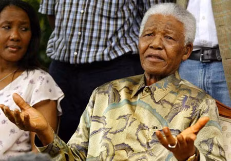 Nelson Mandela năm 2005 và chắt gái của ông.