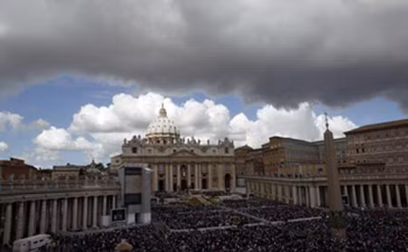 Tòa thánh Vatican đang bị những đám mây u ám của các vụ bê bối bao phủ.