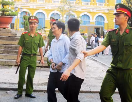 Tiếp ngoái đầu cầu xin mẹ tha tội… bất hiếu.