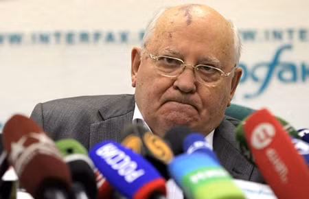 Ông Gorbachev trả lời phỏng vấn báo chí sau khi biết thông tin vụ kiện.