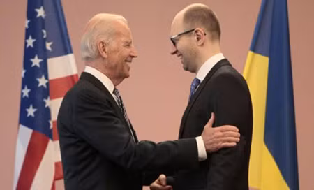Phó Tổng thống Mỹ Joe Biden và Thủ tướng Ukraina Arseniy Yatsenyuk trong cuộc họp ở Kiev ngày 22/4.