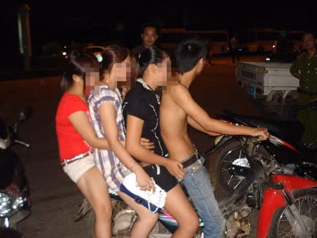 Một chuyến "đi khách" của các cô gái gọi bị xử lý vì vi phạm Luật giao thông.