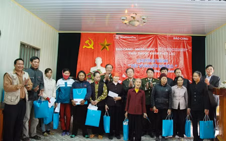 Đại tá Đặng Văn Lân, Phó TBT báo CAND cùng các nhà hảo tâm trao quà tại Thái Bình ngày 15/1.