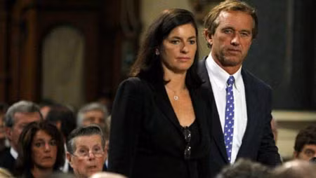 Mary Richardson Kennedy cùng chồng là Robert Francis Kennedy Jr đến dự tang lễ của Thượng Nghị Sĩ Edward Kennedy ở bang Massachusetts vào tháng 8/2009.