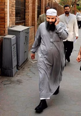 Giáo sĩ Abu Omar trên đường phố Cairo của Ai Cập, ngày 11/4/2007.