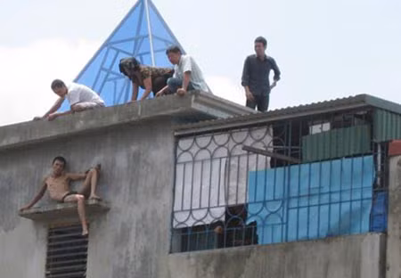 Một con nghiện đang ngáo đá.