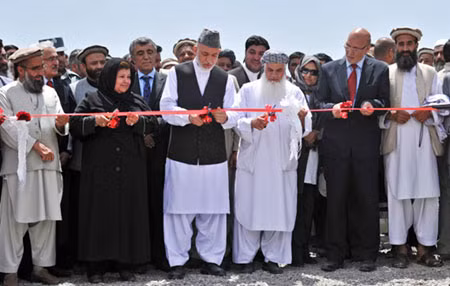 Tổng thống Hamid Karzai (thứ 3 từ trái sang) cắt băng khánh thành nhà máy thủy điện ở phía bắc Kabul, một trong 5 dự án phát triển do USAID tài trợ.