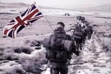 Binh lính Anh tiến vào quần đảo Falklands.