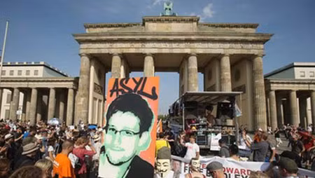 Ngày 2/8/2013, người dân Đức trương ảnh cựu điệp viên CIA Edward Snowden cùng khẩu hiệu bài Mỹ, đòi chính phủ phải cứng rắn với Nhà Trắng.