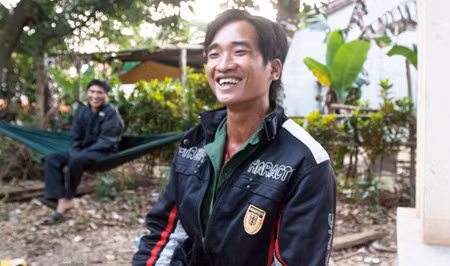 Đặng Tiến Thông, con trai ông Cường, kể lại khi chuộc cha ra khỏi xưởng cà phê, ông giống như chui từ trong đống bùn ra, sụt mất 6kg.