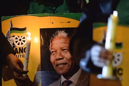 Nến được thắp lên bên ngoài ngôi nhà của ông Nelson Mandela.