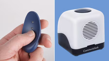 Các mẫu đồng hồ khác của RNIB. Bên trái là đồng hồ Meteor rung động với 3 nút bấm dành cho người mù và điếc của công ty Thụy Sĩ Alexandravision. Bên phải là đồng hồ Commiclock báo giờ và lịch bằng âm thanh của Caenarfon (Anh).