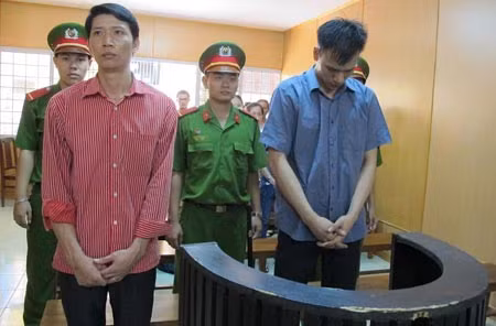 Hiệp (bìa phải) và Bằng nghe tòa tuyên án.
