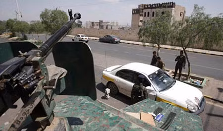 Chốt kiểm tra trước đại sứ quán Mỹ ở Sanaa, Yemen.