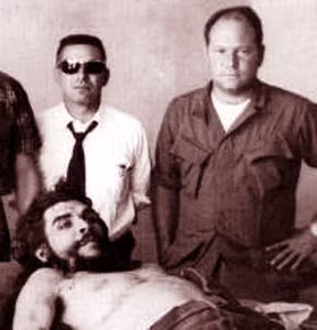 Vilolko chụp ảnh bên thi thể của Che Guevara.