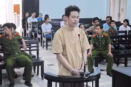 Hung thủ Trần Văn Ban tại một phiên tòa.