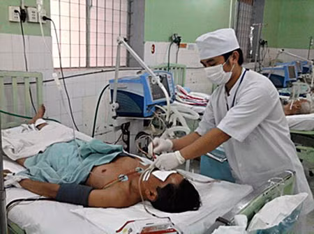 Một nạn nhân ngộ độc rượu đang được điều trị tích cực tại Bệnh viện Đa khoa Đồng Nai.