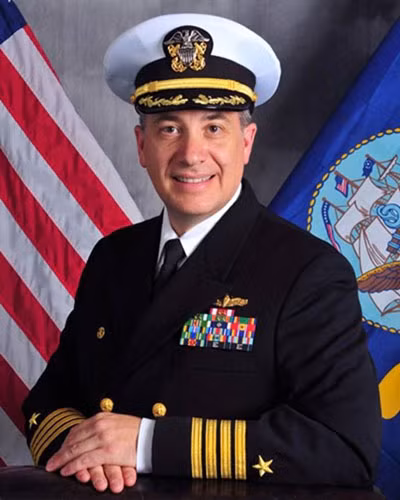 Thuyền trưởng Daniel Dusek, sĩ quan chỉ huy tàu tấn công đổ bộ USS Bonhomme Richard.