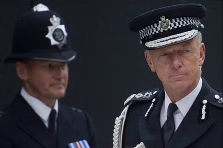 Cảnh sát trưởng London Bernard Hogan-Howe (phải).