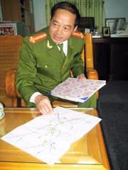 Đại tá Nguyễn Xuân Thiêm với sơ đồ một trận đánh.