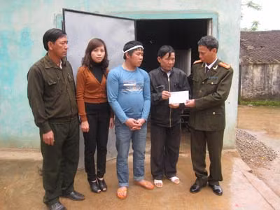Đại diện Báo CAND, Doanh nghiệp Võng xếp Duy Lợi và Công an huyện Yên Thành chia buồn với gia đình nạn nhân Nguyễn Thọ Hoàng ở xã Nam Thành.