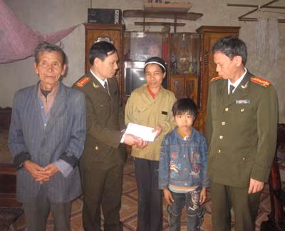 Sẻ chia nỗi đau với gia đình các nạn nhân trong vụ sập mỏ đá Lèn Cờ ảnh 1
