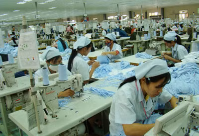 Nhiều giải pháp hỗ trợ đang được thực hiện giúp công nhân vượt qua khó khăn.