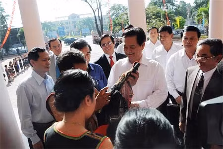 Thủ tướng Chính phủ Nguyễn Tấn Dũng thăm và làm việc tại Kon Tum: Cần chú trọng phát triển tiềm năng gắn với giảm nghèo bền vững ảnh 2