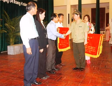 Thứ trưởng Bùi Văn Nam dự Hội nghị xây dựng phong trào toàn dân bảo vệ ANTQ tại Khánh Hòa ảnh 1