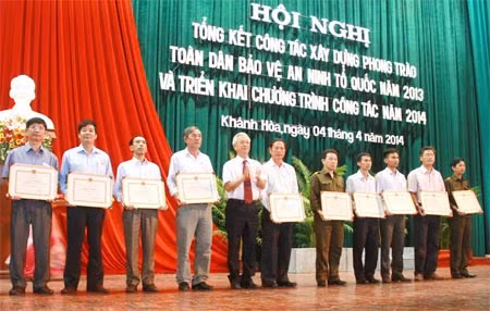 Chủ tịch UBND tỉnh Khánh Hòa trao bằng khen cho 13 tập thể xuất sắc.