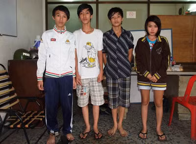 Từ trái qua phải: Dư - Nhật - Quý – Uyên. Dao lê gây án của Nguyễn Văn Dư.