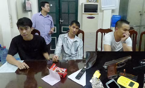 3 nam thanh niên và tang vật thu giữ.