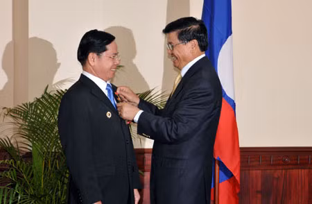 Anh hùng Lao động Lê Văn Kiểm nhận Huân chương cao quý của Nhà nước Lào.