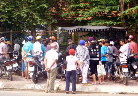 Nhiều người dân hiếu kỳ kéo đến nhà xác bệnh viện để nhìn xác nạn nhân.