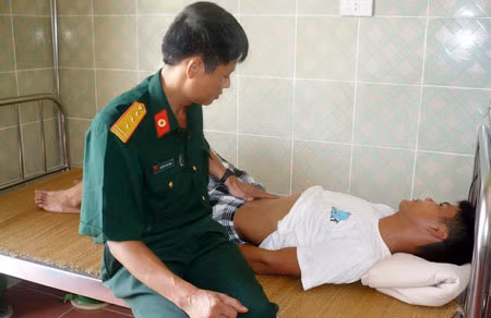 Thượng tá, bác sĩ Nguyễn Văn Nam - Bệnh xá trưởng đảo Nam Yết thăm khám một bệnh nhân.