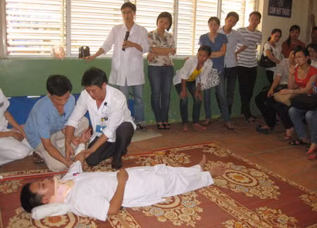 Các BS BV Việt Đức thực hành cấp cứu.