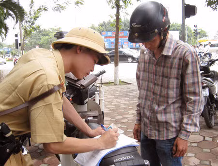 Xử phạt người vi phạm giao thông. Ảnh minh hoạ.