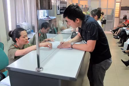 Cán bộ, chiến sĩ Cục Quản lý xuất nhập cảnh tạo thuận lợi cho nhân dân làm thủ tục xuất nhập cảnh.