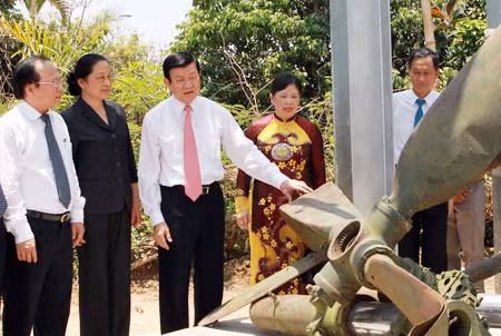 Chủ tịch nước Trương Tấn Sang tham quan khu di tích. Ảnh: TTXVN.
