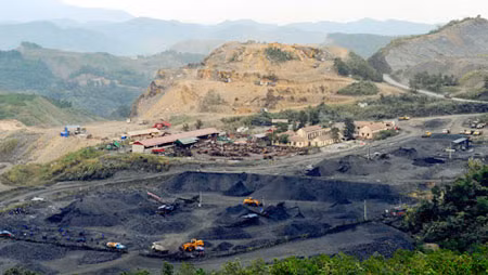 Một công trường khai thác than ở thị xã Cẩm Phả, Quảng Ninh.