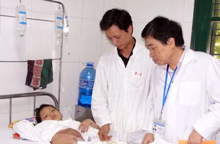 Cháu Tú trong thời gian điều trị tại bệnh viện.